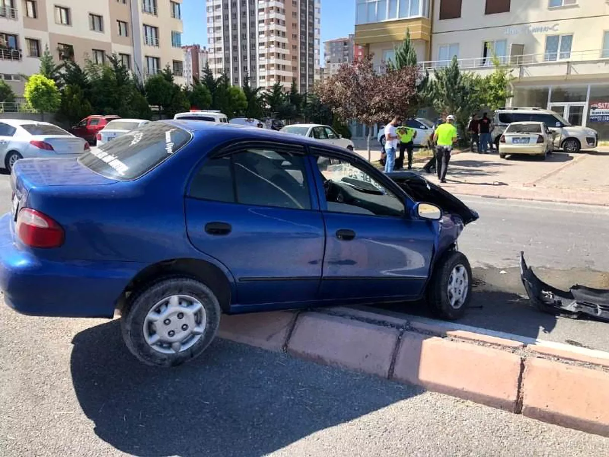 Otomobiller çarpıştı: 4 yaralı