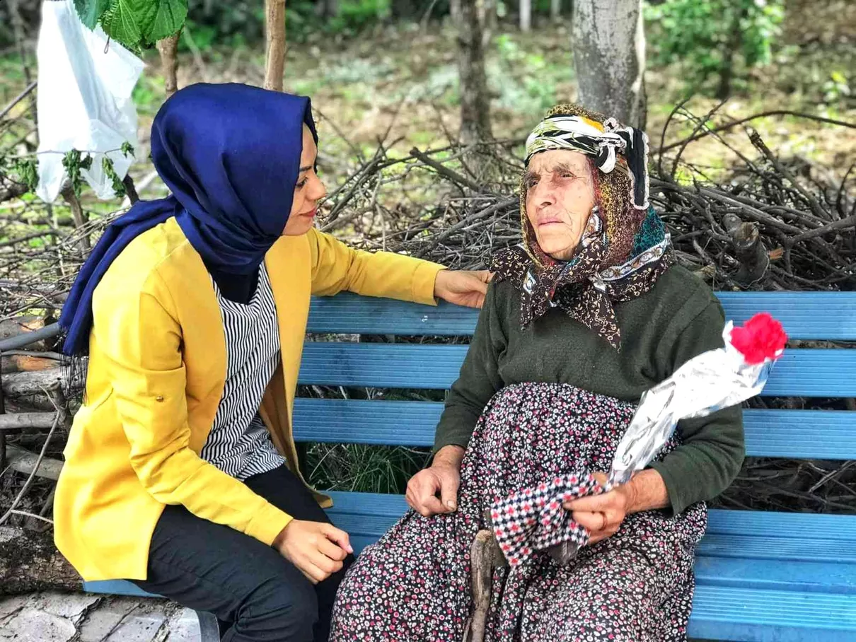 Köyde kapı kapı dolaşarak Anneler Gününü kutladılar