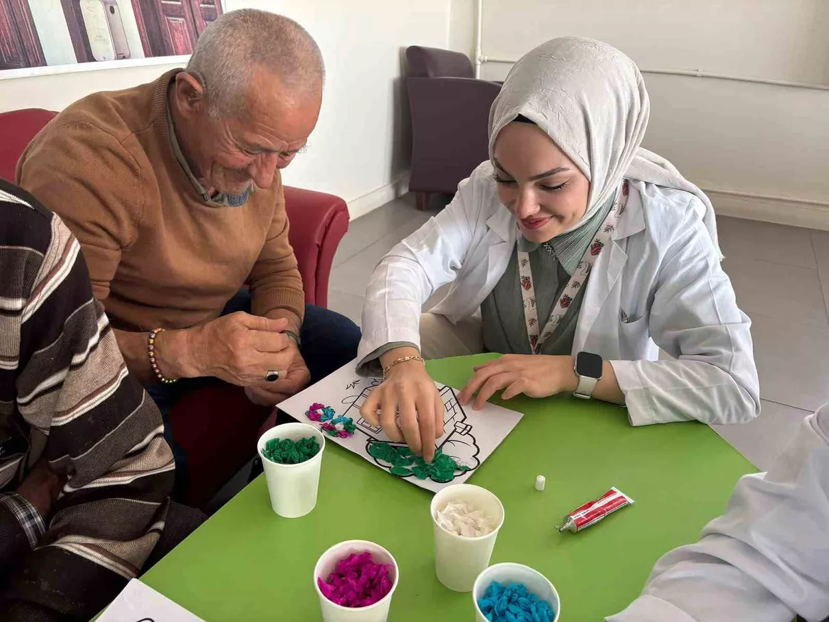 Halis Toprak Huzurevi sakinleri ESOGÜ\'lü hemşirelik öğrencileriyle buluştu