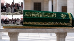 Kadın-erkek karışık saf tutunca imam cenaze namazını kıldırmadı