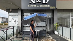 Aksarayda rüzgarla imtihan! Şemsiyeyi kapatmaya giden genç kadın savruldu