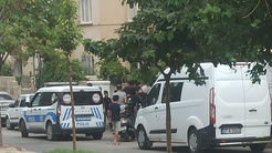 Nizipte sokak ortasında silah sesleri! Balkondaki kadın başından yaralandı