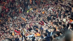 Galatasarayın iki yıldızı taraftarın gazabından kurtulamadı