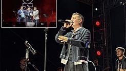 Oğuzhan Koça konserde ilginç hediye! Şaşkınlığını gizleyemedi
