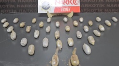 Narkotik ekipleri otobüsü durdurdu, şüphelinin midesinden 253 gram eroin çıktı