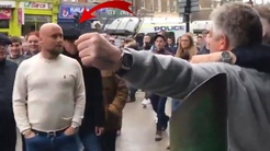 Tahrik edildi, dayanamadı! Tek yumrukla yere serdi