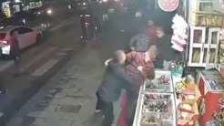 Eski komşusunu tacizle suçlayan şahıs, çifti sokak ortasında darbetti