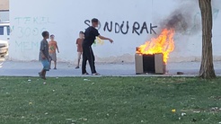 Şanlıurfada çocukların ateşe verdikleri koltukla tehlikeli oyunu kamerada