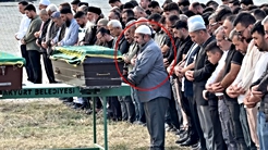 Arkadaşları tarafından katledilen 2 kardeşin cenaze namazını babaları kıldırdı