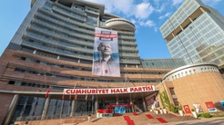 CHP Genel Merkezine Siyaset zenginleşme aracı değildir yazılı pankart asıldı
