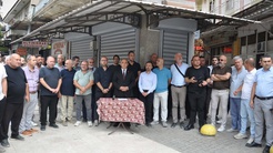 Kuyumcuyu basan silahlı soyguncuyu çevre esnafı yakaladı! Salihlide kepenkler indi