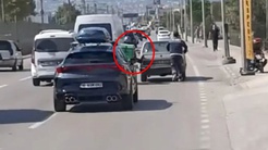 Trafikte kalan otomobilin imdadına motokurye yetişti! İlginç yöntem kamerada