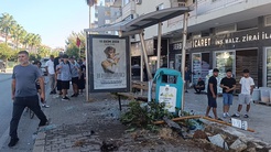 Alanyada kontrolden çıkan otomobil durağa daldı: Yayanın hayati tehlikesi var