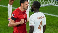 Maça damga vuran anlar! Merih Demiral kendisini zor tuttu