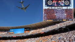 Trumptan uçak şovu! Air Force One stadyumu böyle selamladı