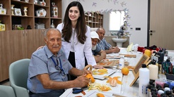 Emekli ressam Muzaffer Güner, 82 yaşında portakal kabuklarından kuş ve çiçek figürleri yapıyor