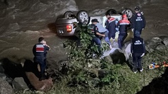 Dereye uçan otomobilde can pazarı! Sürücü kurtarılamadı