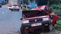 Karadeniz Sahil Yolunda duman çıkaran otomobile TIR çarptı, sürücünün durumu ciddi