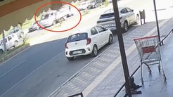 Kayapınarda park eden otomobilin kapısı açıldı: Çarpan motosikletlinin üzerinden kamyonet geçti