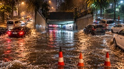 İstanbulu sağanak esir aldı! Alt geçit kapandı, yollar göle döndü