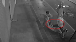 Zeytinburnu’nda aile içi alacak kavgası: Yeğenleri amcalarını çekiçle döverek hastanelik etti