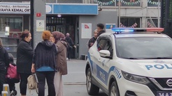 Bayrampaşada okul çevresi denetiminde kaçan 2 kişi yakalandı: Tabancayı 12 yaşındaki çocuklara saklatmak istemişler