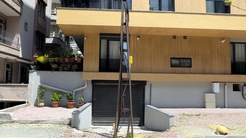 Binayı inşa ettiler, elektrik direğini hesaba katmadılar! Şimdi ise araçları sokağa park ediyorlar