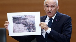 Slovenya Başbakanı Jansadan parlamentoda büyük fiyasko: Gazze fotoğrafını Sudan diye gösterdi