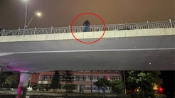 İntihar etmek için köprüye çıktı! Polis 1 saat boyunca ikna etmeye çalıştı