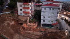 Dulkadiroğlunda inşaat kazısı yanındaki binaları tehdit ediyor: 2 bina tahliye edildi