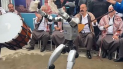 Şanlıurfada robot, sıra gecesinde mendil sallayıp oynadı