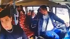 Yüreğirde minibüs dolmuşa çarptı: Şoför o sırada yolcularla konuşuyordu