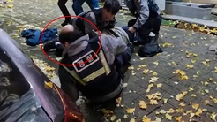 Şüpheliyle boğuşurken peruğu uçtu! Yardımına vatandaş koştu