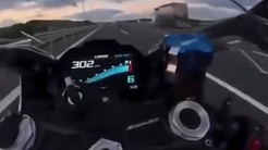 Motosikletle 302 kilometre hıza çıkıp tek teker yapan sürücünün ehliyeti daimi iptal edildi