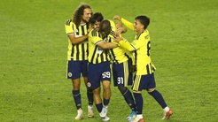 Fenerbahçe, 10 kişi kaldığı maçta 2 golle kazandı