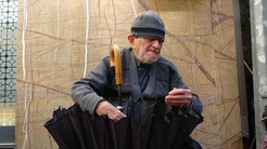 70 yıldır şemsiye onaran 97 yaşındaki usta, bir aylık aradan sonra Samsundaki tezgahına geçti