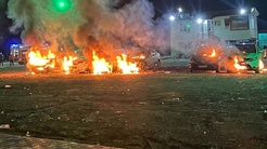 Alışveriş husumeti kundaklamayla bitti! 6 otomobili küle çevirdiği anlar kamerada