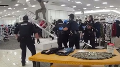 AVMde tavandan gelen sesler çalışanları da polisi de alarma geçirdi