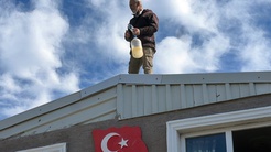 Kaçak evinin yıkımına engel olmak için benzin bidonuyla çatıya çıktı