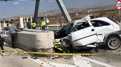 Aksarayda feci kaza! Beton bariyere çarpan sürücü hayatını kaybetti