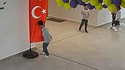 Küçük öğrencinin Türk bayrağına yaptığı hareket yürekleri ısıttı
