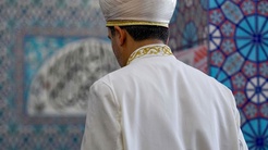 Namaz vaktinde camiye gelmeyen imam, cemaat tarafından mezarlıkta ölü bulundu