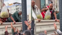 Manisada üzüm protestosu: 1 tır dolusu üzüm halka dağıtıldı