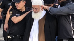 69 yaşındaki yazar, DEAŞ operasyonunda ters kelepçeyle gözaltına alındı! Görüntülere soruşturma başlatıldı