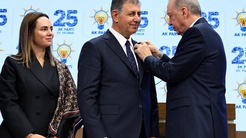 TRT ekranlarından duyurdu! AK Parti rozeti takan Cemil Tugaydan İzmirlilere müjde