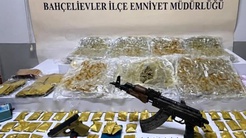 İki şüpheli de 19 yaşında! Evden bunlar çıktı, kalaşnikof bile var