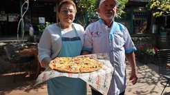 İsveçten Çoruma dönen emekli çiftin köylerine açtığı pizzacı rağbet görüyor
