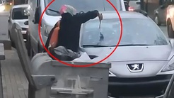Tartıştığı kocasının otomobiline çekiçle zarar verdi