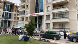 Çocuklarının gözü önünde eşini öldürüp başında bekledi