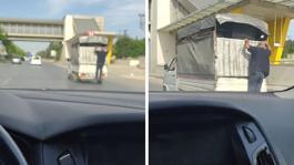 Kamyonet kasasındaki tehlikeli yolculuk kamerada